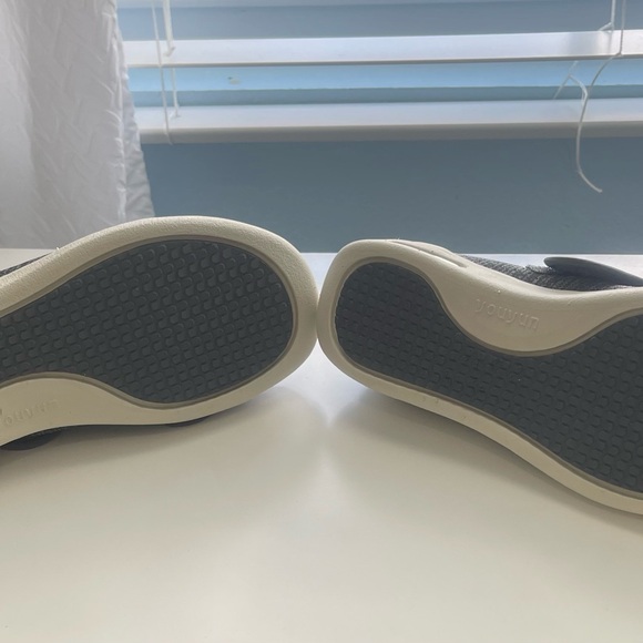 Youyun Women's adjustable diabetic shoes.Size 6. with Velcro and memory foam. - Picture 2 of 5